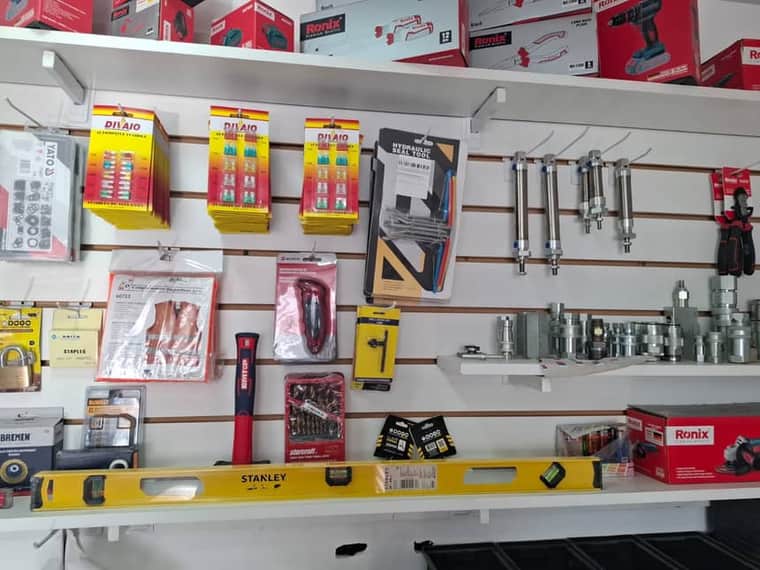 Panel con herramientas, cilindros neumáticos y acoples rápidos hidráulicos