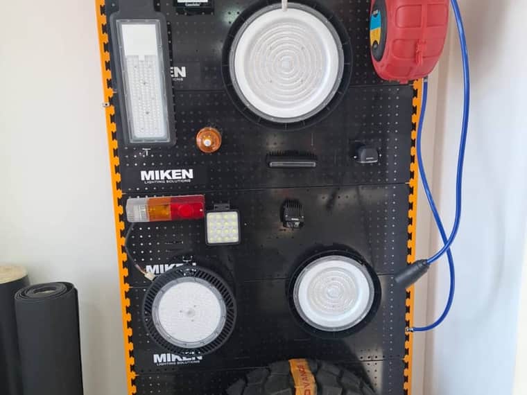 Panel con luminarias LED industriales Miken