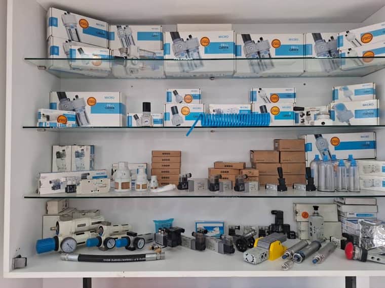 Vitrina con componentes de neumática MICRO Automación