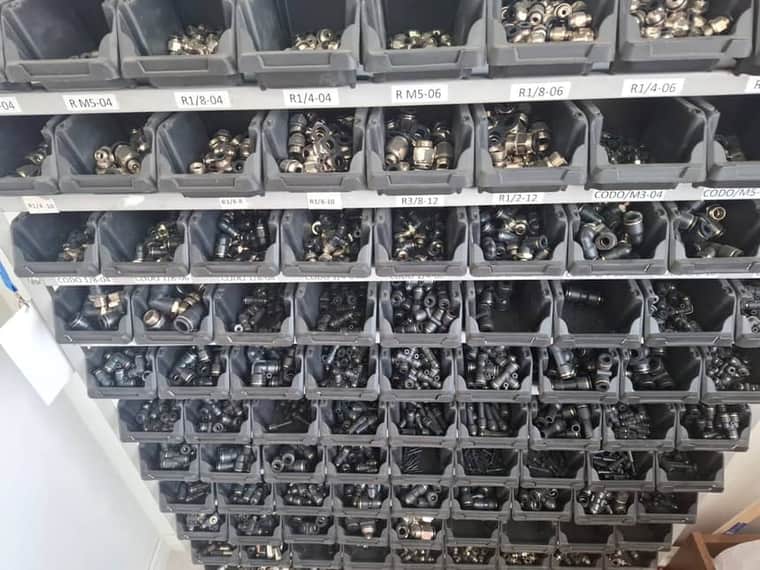 Cajones con racores y conexiones neumáticas ordenados por medida