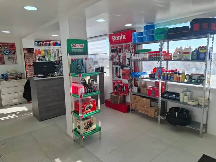 Interior del local de FML con exhibidores de Castrol, Ronix y EMTOP