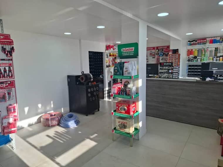 Salón de ventas de FML con estanterías de insumos industriales