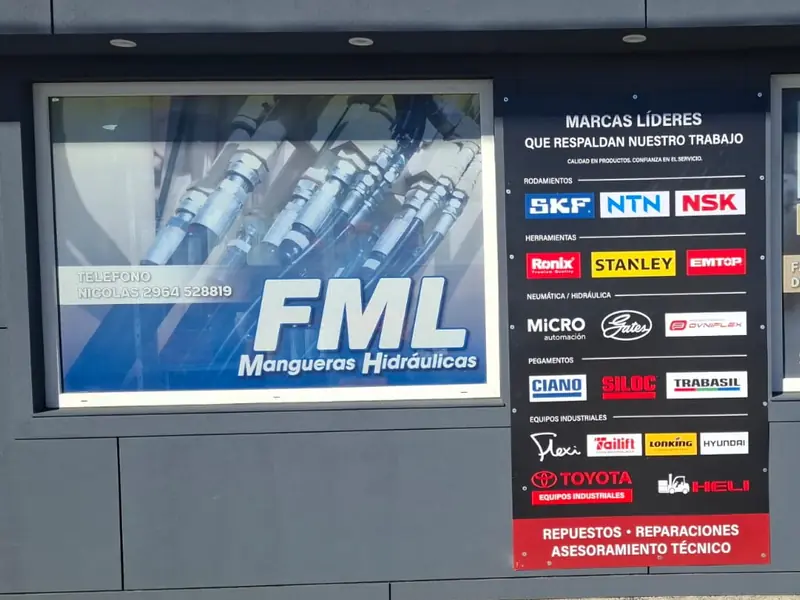 Cartel del frente del local con las marcas líderes que trabaja FML