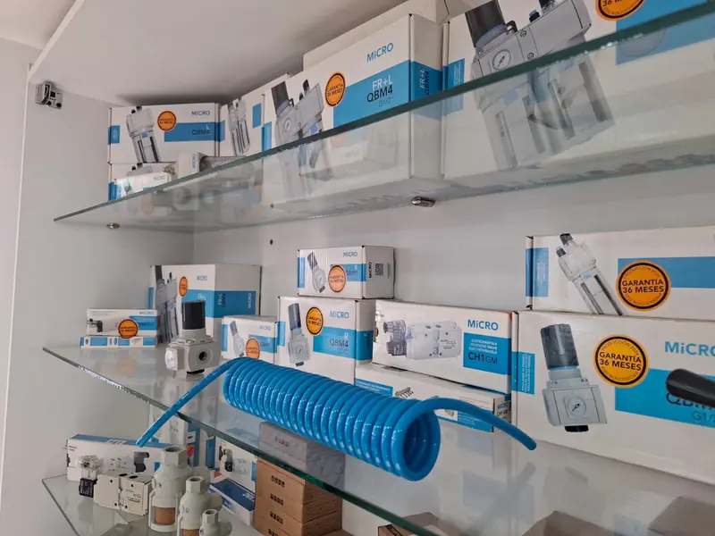Vitrina con componentes de neumática y espiral de aire