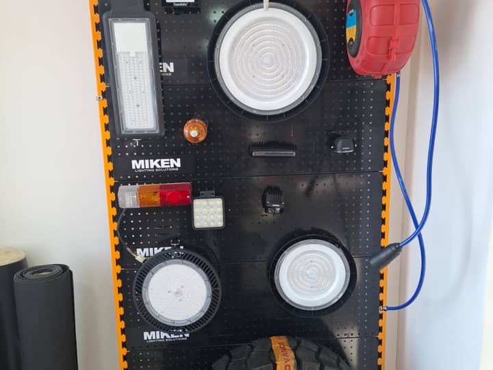 Panel con luminarias LED industriales