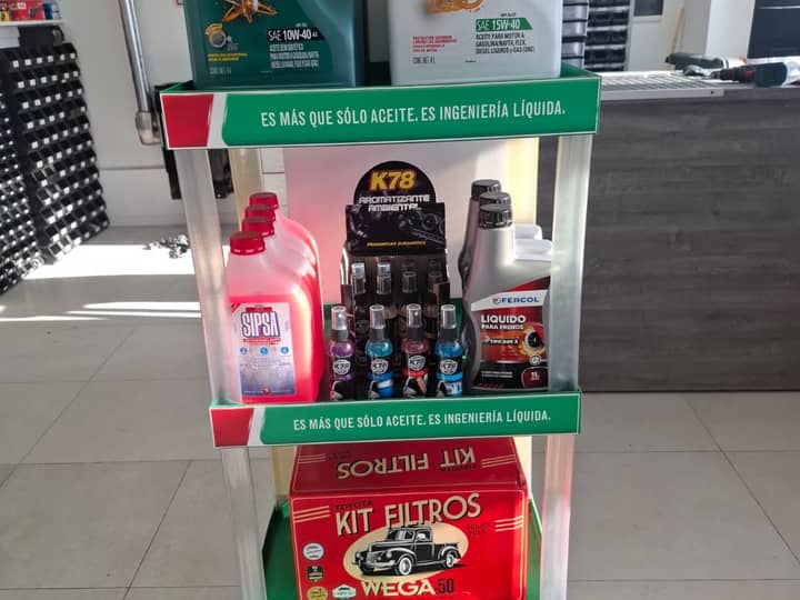 Exhibidor con aceites, líquido de frenos y filtros