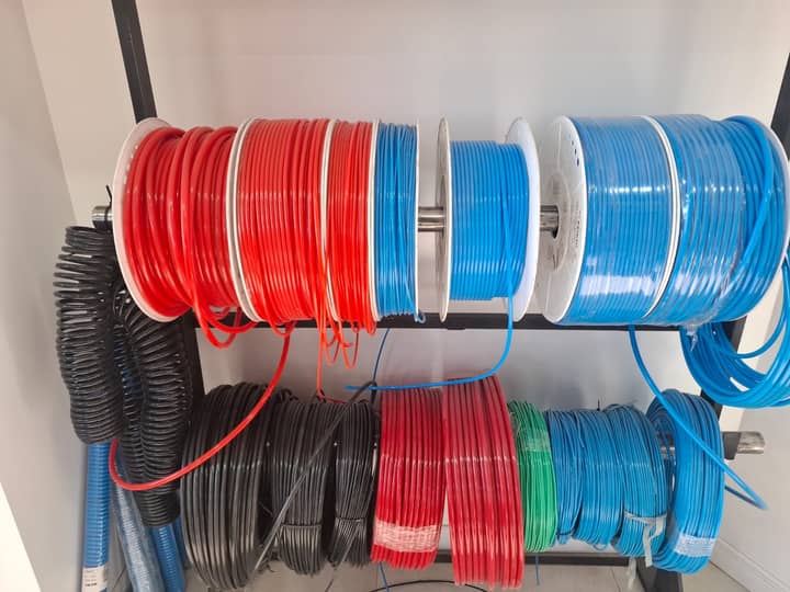 Rollos de manguera de distintos diámetros y colores