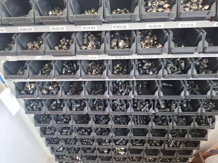 Cajones con racores y conexiones neumáticas ordenados por medida