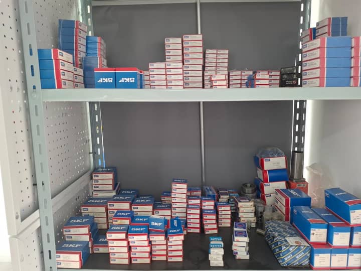 Estantería con cajas de rodamientos SKF, NTN y NSK