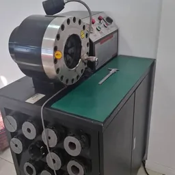 Prensa de mangueras hidráulicas en el taller de FML