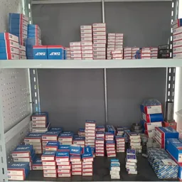Estantería con cajas de rodamientos en stock