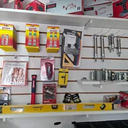 Panel con herramientas, cilindros neumáticos y acoples hidráulicos