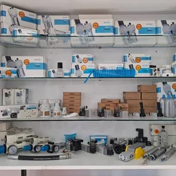 Estantería con componentes de neumática en el local