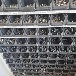 Cajones con sellos, racores y conexiones clasificados por medida