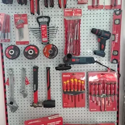 Panel de herramientas manuales y eléctricas del taller